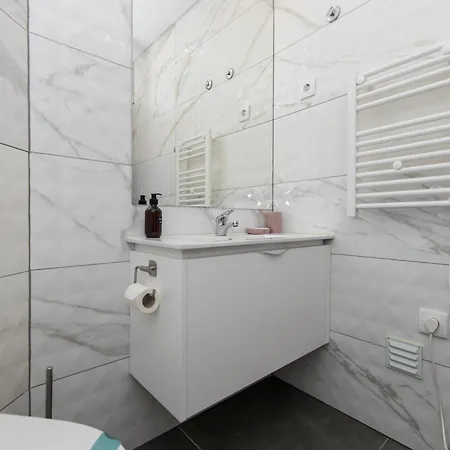 Apartment Sesimbra Near The Beaches- T2 For 6 With Bbq