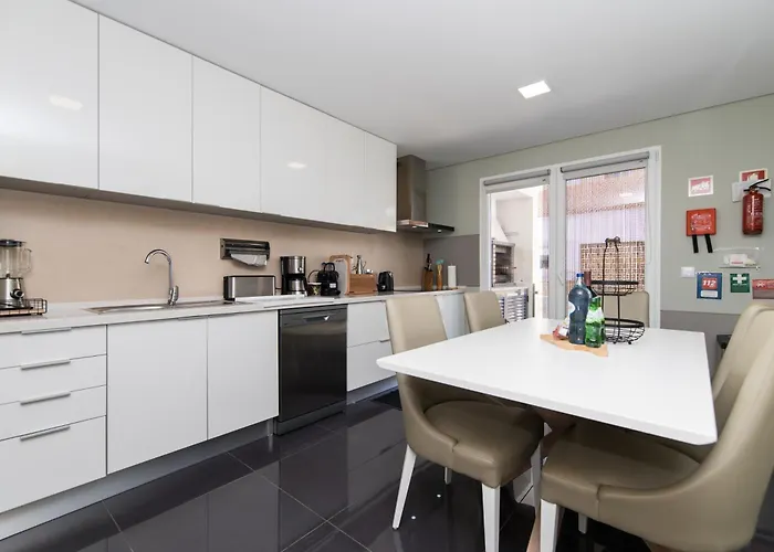 Sesimbra Near The Beaches- T2 For 6 With Bbq Apartment Santana (Lisbon)