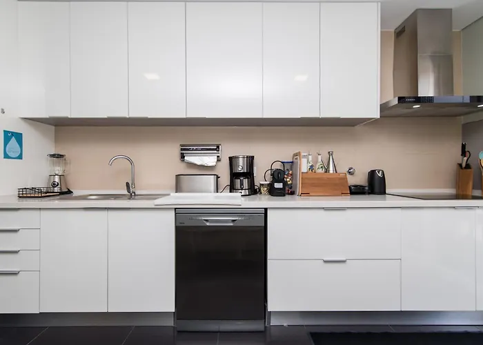 Apartment Sesimbra Near The Beaches- T2 For 6 With Bbq