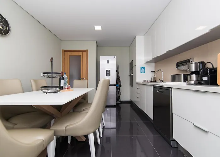 Apartment Sesimbra Near The Beaches- T2 For 6 With Bbq *