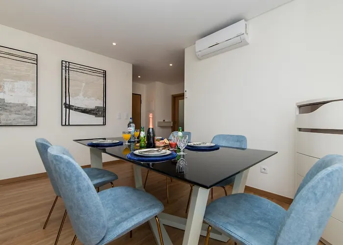 Sesimbra Near The Beaches- T2 For 6 With Bbq