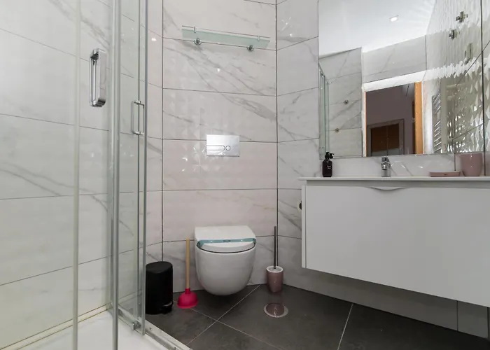Sesimbra Near The Beaches- T2 For 6 With Bbq Apartment *