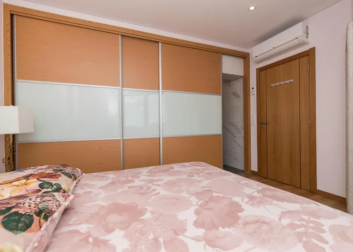 Sesimbra Near The Beaches- T2 For 6 With Bbq *